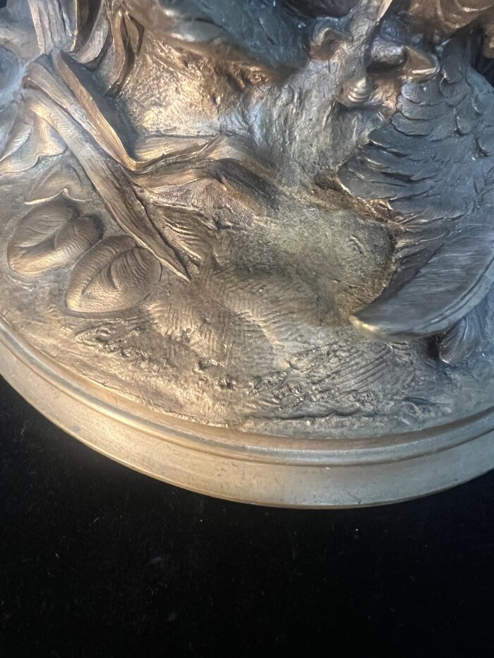 Sculpture en bronze massif d'une attaque d'un aigle sur un héron, signature à déchiffrer, XIXe siècle