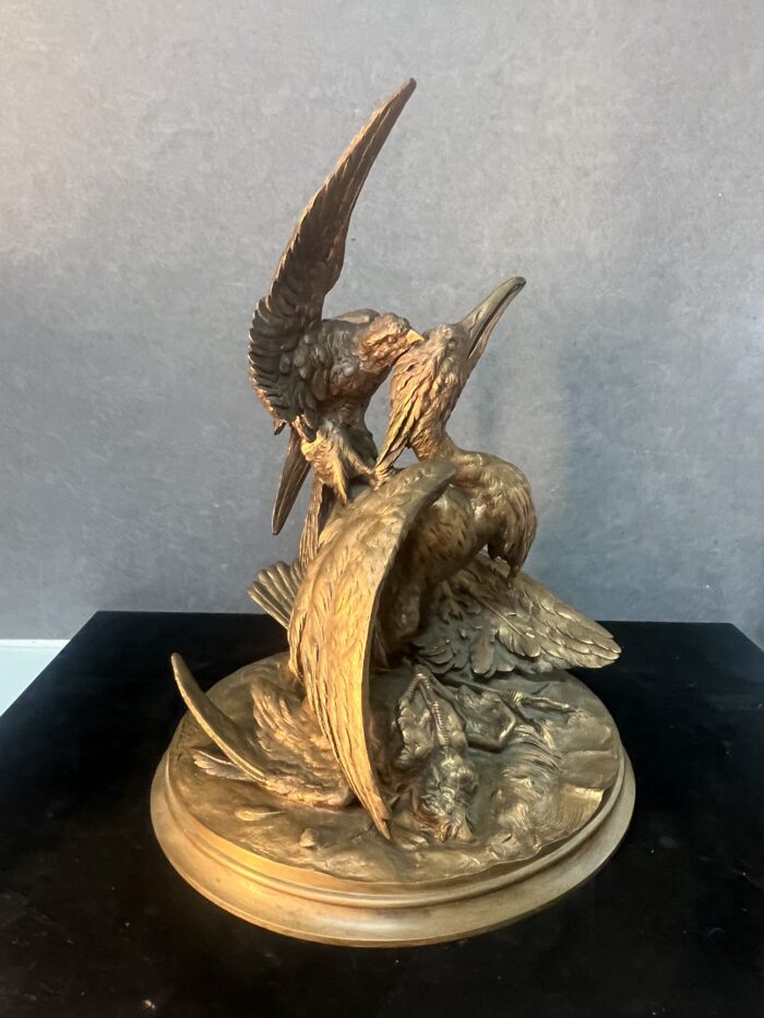 Sculpture en bronze massif d'une attaque d'un aigle sur un héron, signature à déchiffrer, XIXe siècle