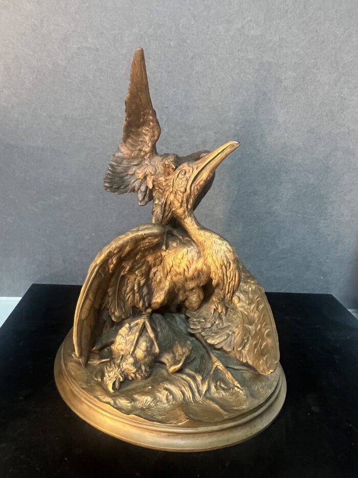 Sculpture en bronze massif d'une attaque d'un aigle sur un héron, signature à déchiffrer, XIXe siècle