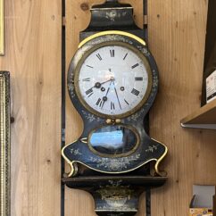 Elégante pendule neuchâteloise du XIXe siècle illustre le raffinement de l’horlogerie suisse d’époque