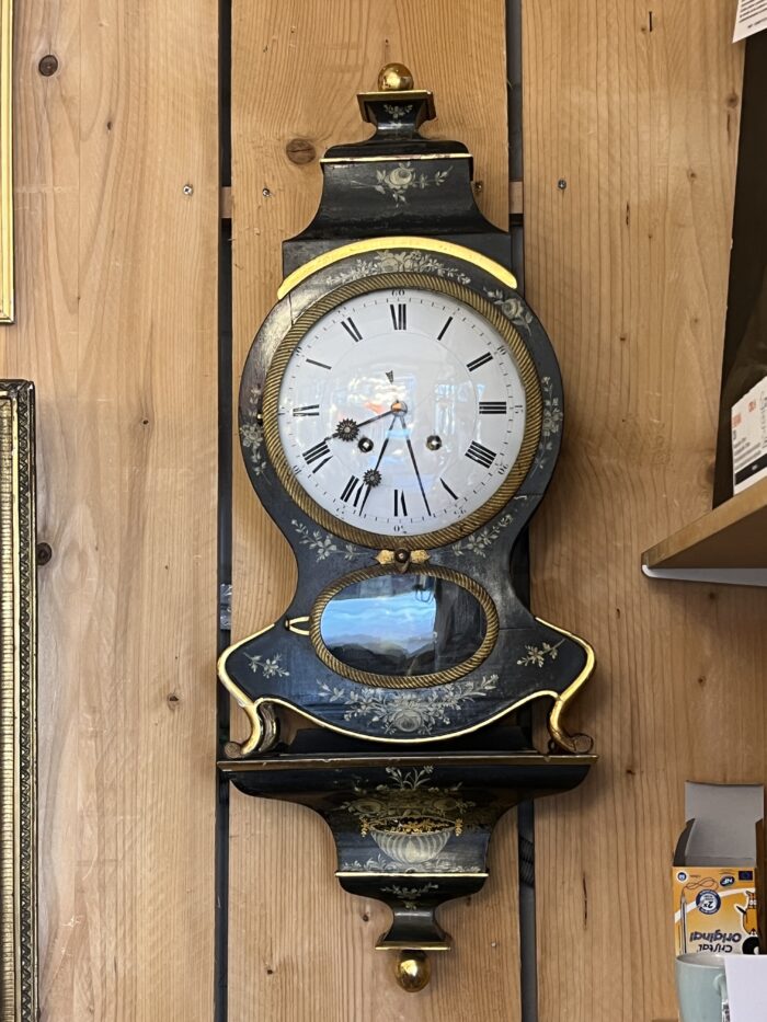 Elégante pendule neuchâteloise du XIXe siècle illustre le raffinement de l’horlogerie suisse d’époque
