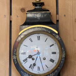 Elégante pendule neuchâteloise du XIXe siècle illustre le raffinement de l’horlogerie suisse d’époque
