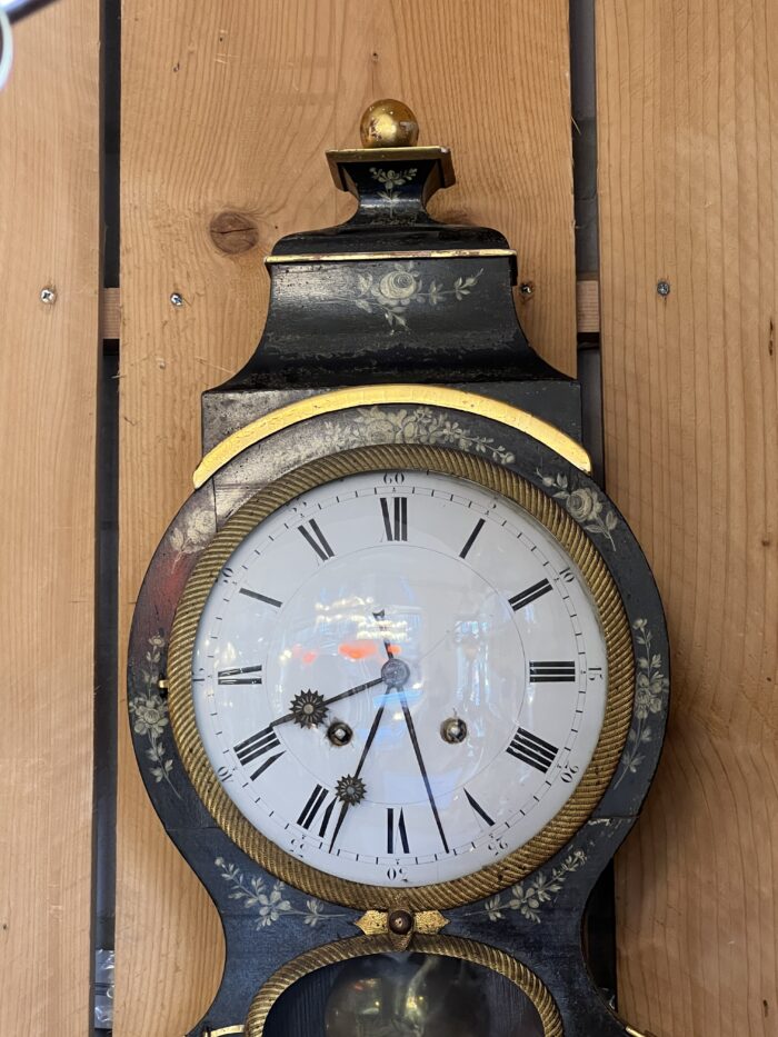 Elégante pendule neuchâteloise du XIXe siècle illustre le raffinement de l’horlogerie suisse d’époque