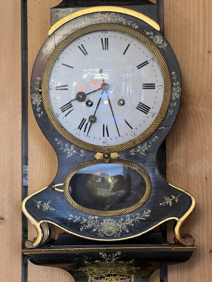 Elégante pendule neuchâteloise du XIXe siècle illustre le raffinement de l’horlogerie suisse d’époque