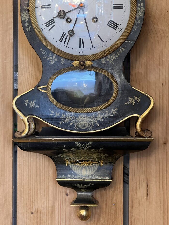 Elégante pendule neuchâteloise du XIXe siècle illustre le raffinement de l’horlogerie suisse d’époque