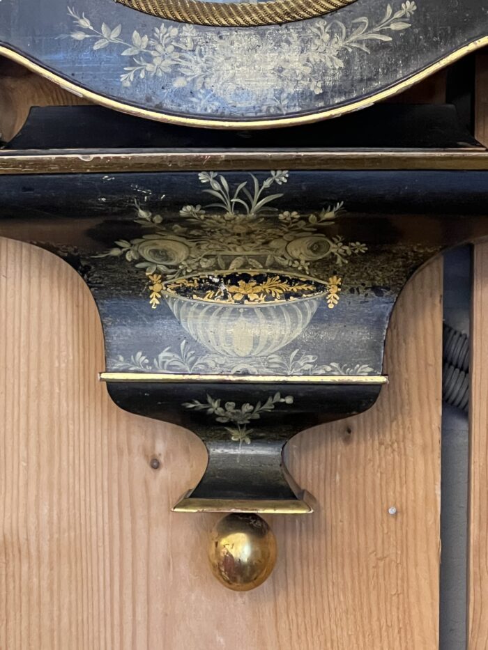 Elégante pendule neuchâteloise du XIXe siècle illustre le raffinement de l’horlogerie suisse d’époque
