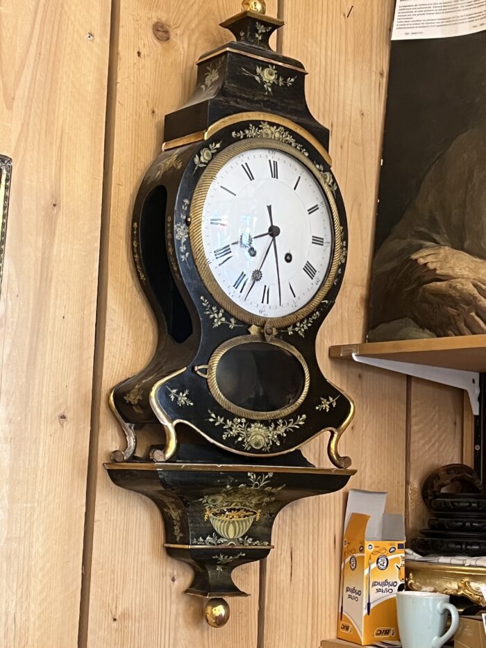 Elégante pendule neuchâteloise du XIXe siècle illustre le raffinement de l’horlogerie suisse d’époque