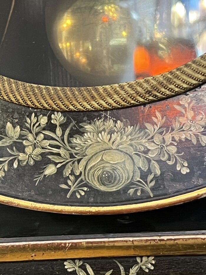 Elégante pendule neuchâteloise du XIXe siècle illustre le raffinement de l’horlogerie suisse d’époque