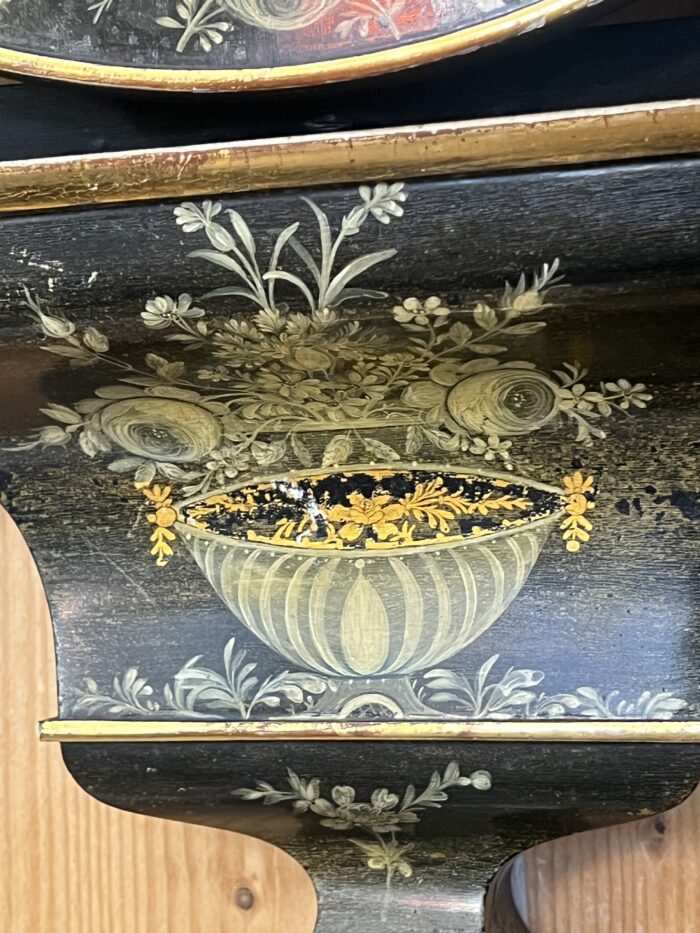 Elégante pendule neuchâteloise du XIXe siècle illustre le raffinement de l’horlogerie suisse d’époque