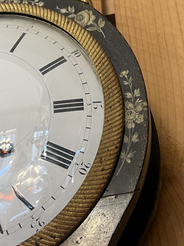 Elégante pendule neuchâteloise du XIXe siècle illustre le raffinement de l’horlogerie suisse d’époque
