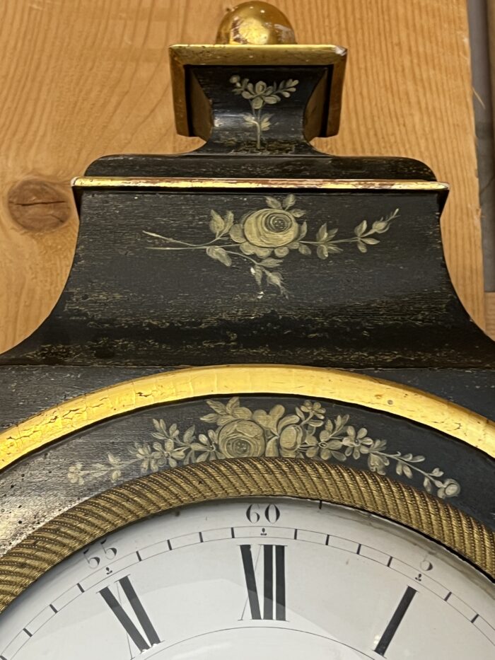 Elégante pendule neuchâteloise du XIXe siècle illustre le raffinement de l’horlogerie suisse d’époque