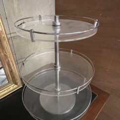 rare présentoir rond à 3 plateaux circulaires et tournant de magasin des années 1950