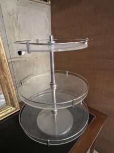 rare présentoir rond à 3 plateaux circulaires et tournant de magasin des années 1950