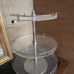rare présentoir rond à 3 plateaux circulaires et tournant de magasin des années 1950