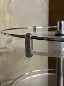 rare présentoir rond à 3 plateaux circulaires et tournant de magasin des années 1950