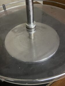 rare présentoir rond à 3 plateaux circulaires et tournant de magasin des années 1950