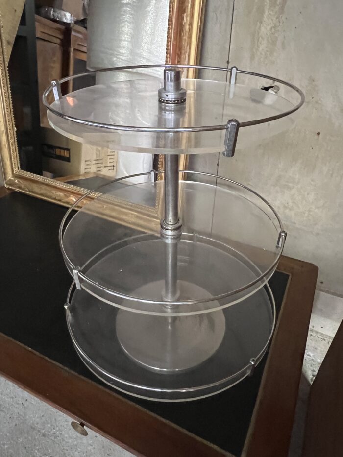 rare présentoir rond à 3 plateaux circulaires et tournant de magasin des années 1950