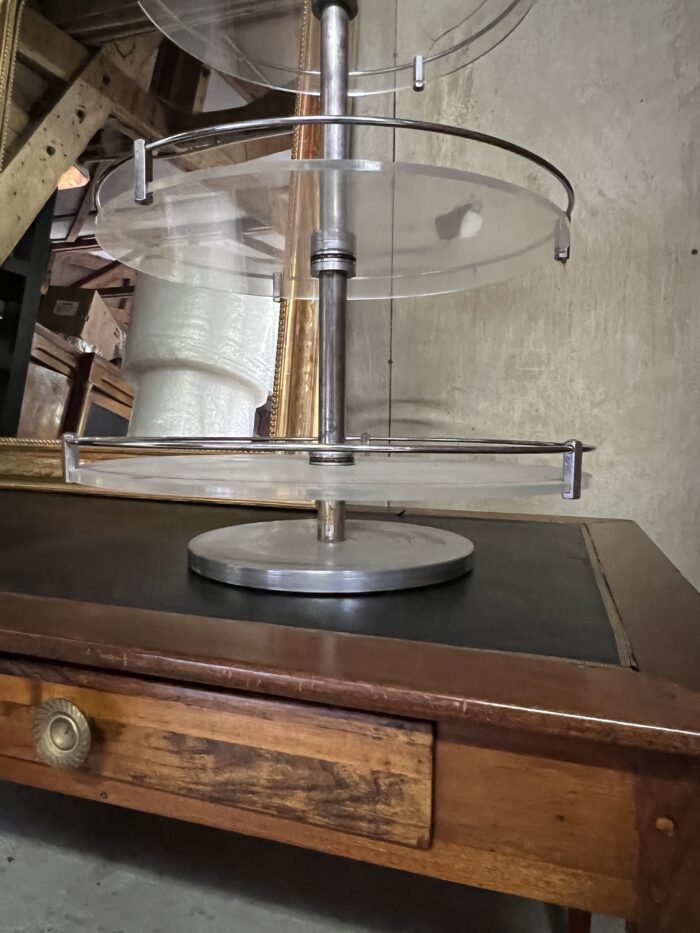 rare présentoir rond à 3 plateaux circulaires et tournant de magasin des années 1950