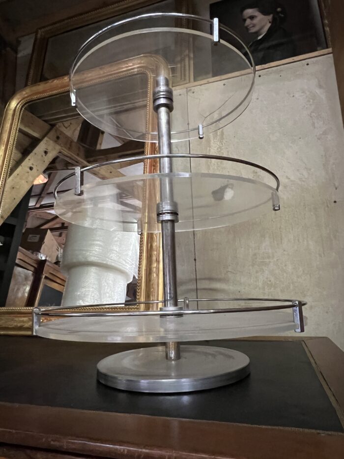 rare présentoir rond à 3 plateaux circulaires et tournant de magasin des années 1950