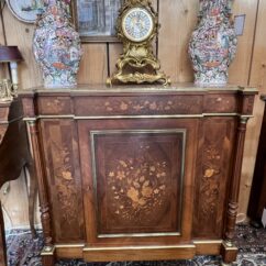Buffet à hauteur d'appui Napoléon III, en palissandre et marqueterie florale, XIXe siècle