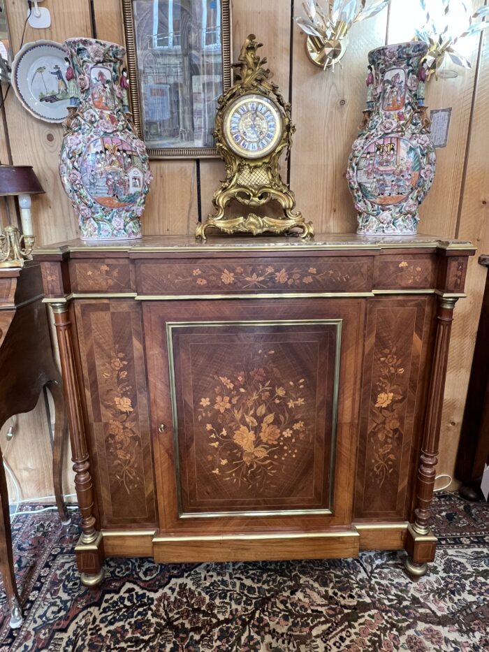 Buffet à hauteur d'appui Napoléon III, en palissandre et marqueterie florale, XIXe siècle