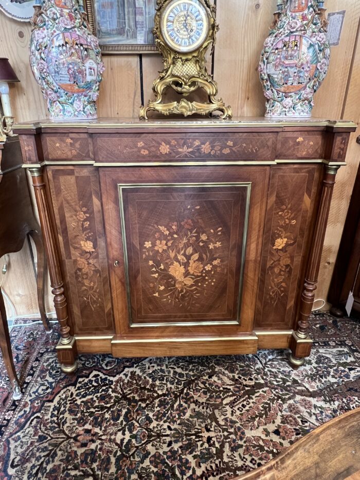 Buffet à hauteur d'appui Napoléon III, en palissandre et marqueterie florale, XIXe siècle