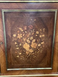 Buffet à hauteur d'appui Napoléon III, en palissandre et marqueterie florale, XIXe siècle