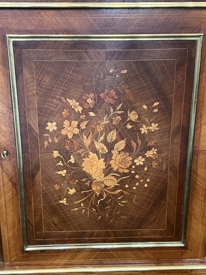 Buffet à hauteur d'appui Napoléon III, en palissandre et marqueterie florale, XIXe siècle