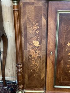 Buffet à hauteur d'appui Napoléon III, en palissandre et marqueterie florale, XIXe siècle