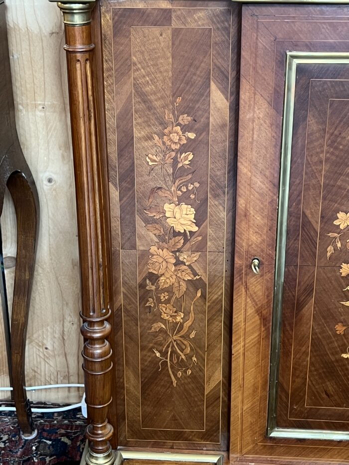Buffet à hauteur d'appui Napoléon III, en palissandre et marqueterie florale, XIXe siècle
