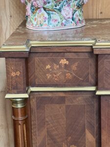 Buffet à hauteur d'appui Napoléon III, en palissandre et marqueterie florale, XIXe siècle