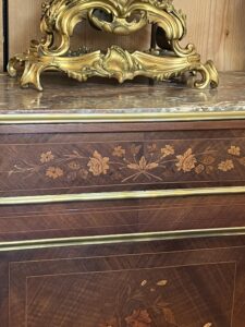 Buffet à hauteur d'appui Napoléon III, en palissandre et marqueterie florale, XIXe siècle