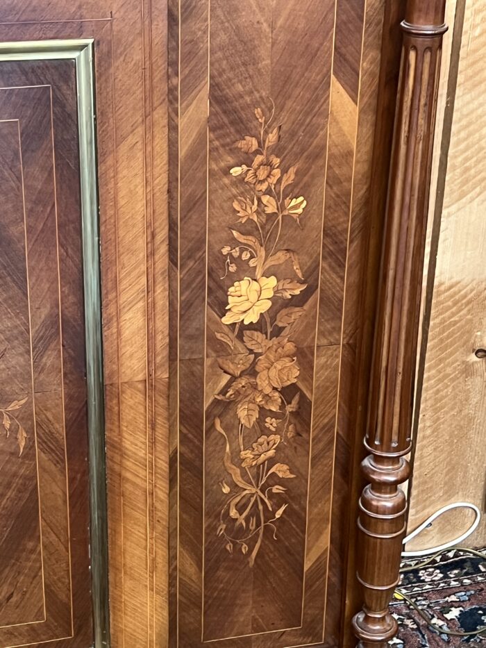 Buffet à hauteur d'appui Napoléon III, en palissandre et marqueterie florale, XIXe siècle
