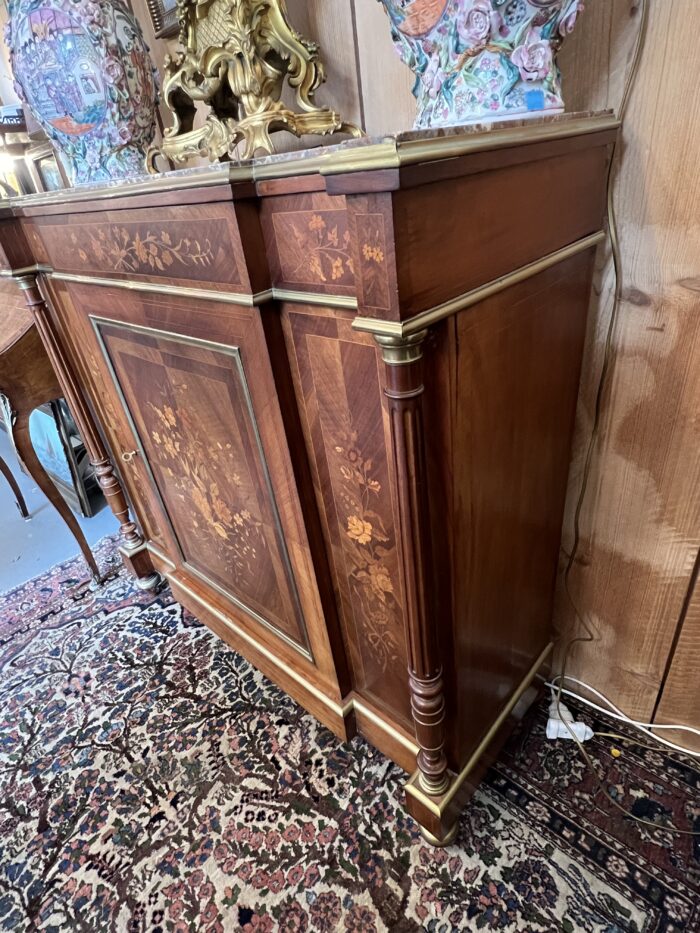 Buffet à hauteur d'appui Napoléon III, en palissandre et marqueterie florale, XIXe siècle