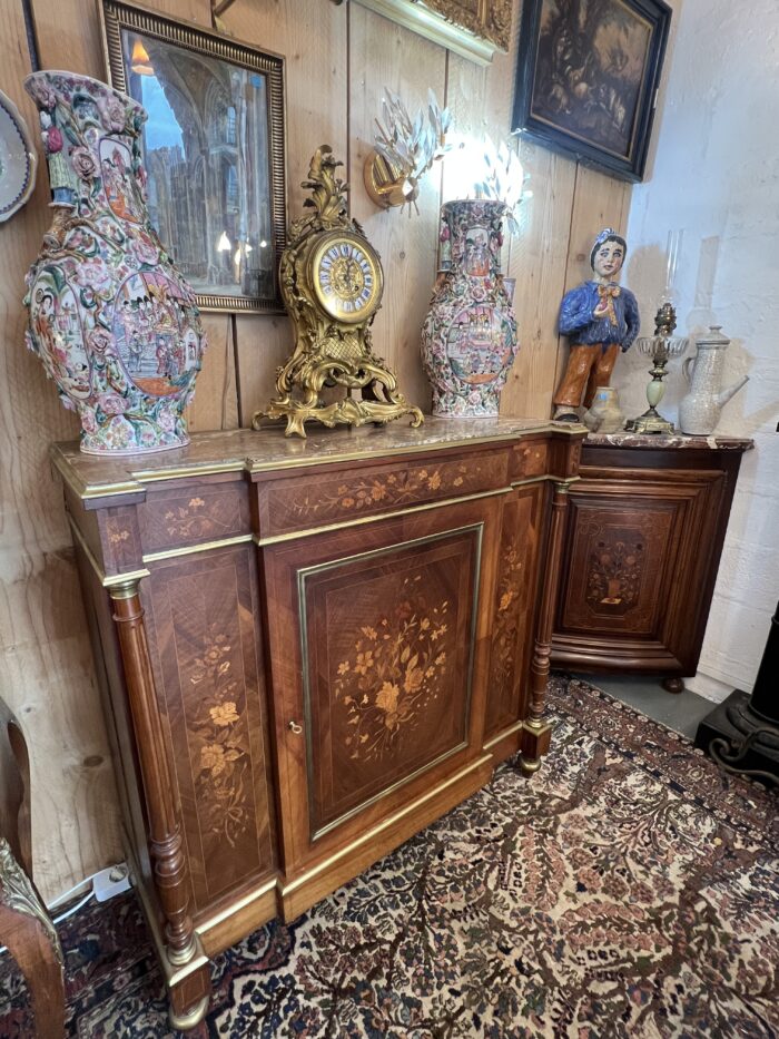 Buffet à hauteur d'appui Napoléon III, en palissandre et marqueterie florale, XIXe siècle