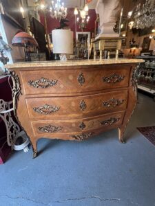 Commode galbée de style Louis XV en bois de placage et marqueterie, début XXe