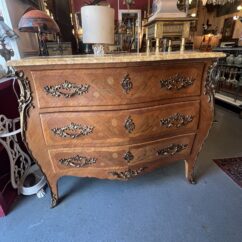 Commode galbée de style Louis XV en bois de placage et marqueterie, début XXe