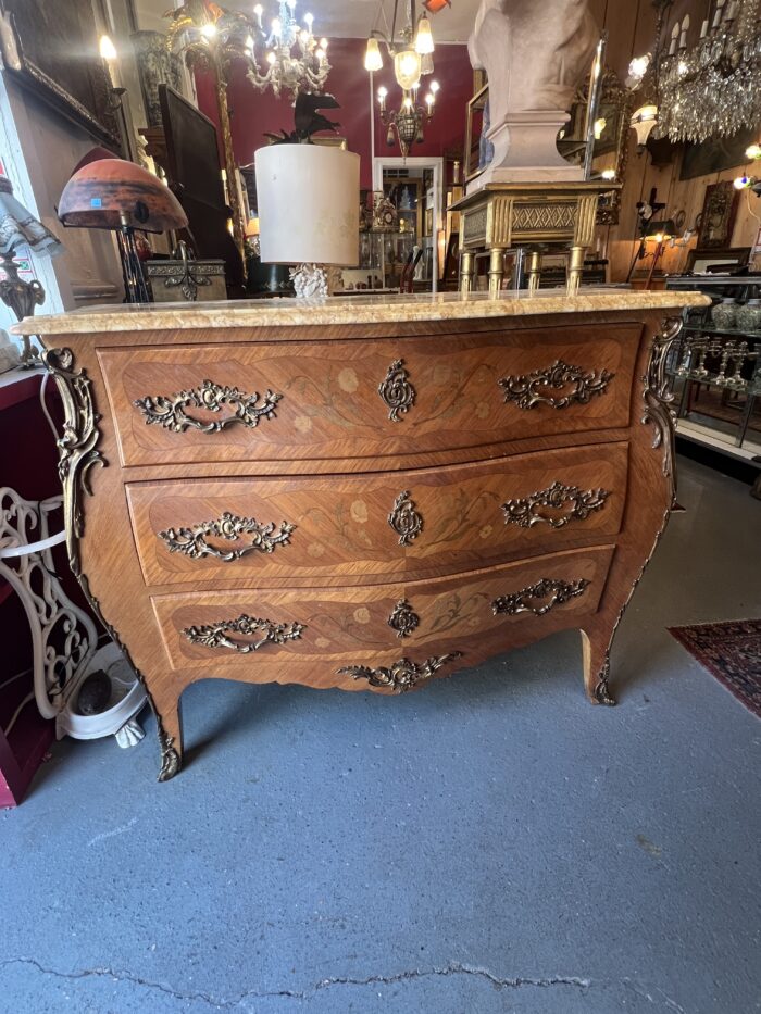 Commode galbée de style Louis XV en bois de placage et marqueterie, début XXe