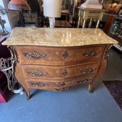Commode galbée de style Louis XV en bois de placage et marqueterie, début XXe