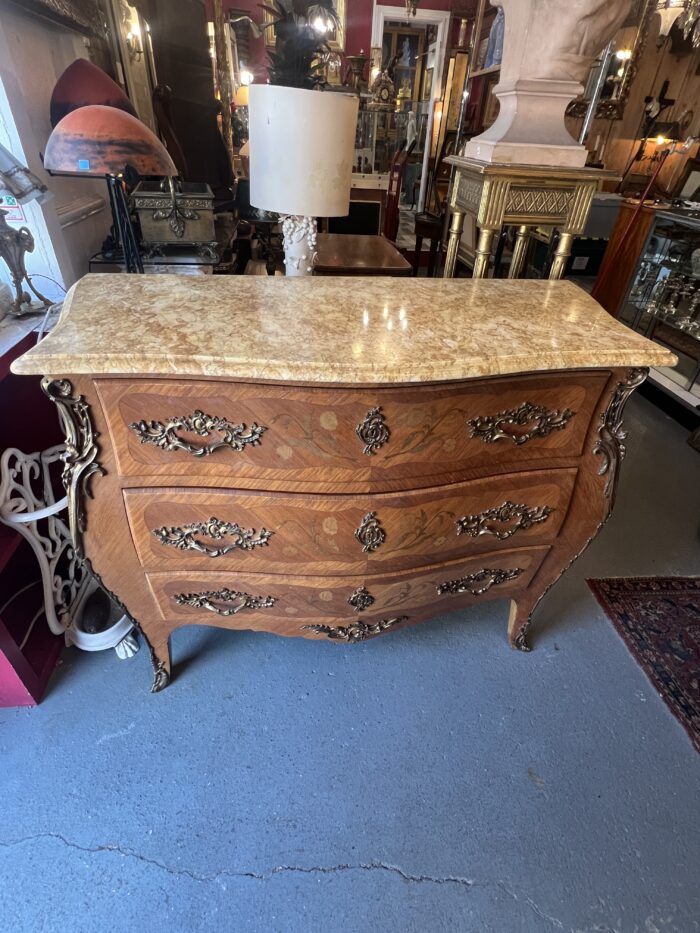 Commode galbée de style Louis XV en bois de placage et marqueterie, début XXe