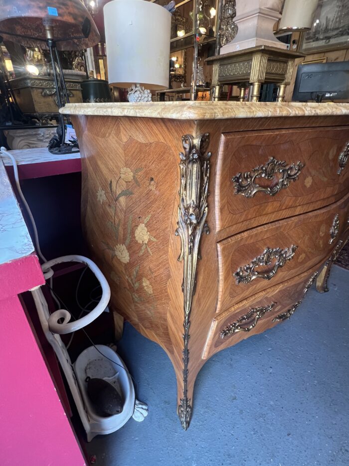 Commode galbée de style Louis XV en bois de placage et marqueterie, début XXe
