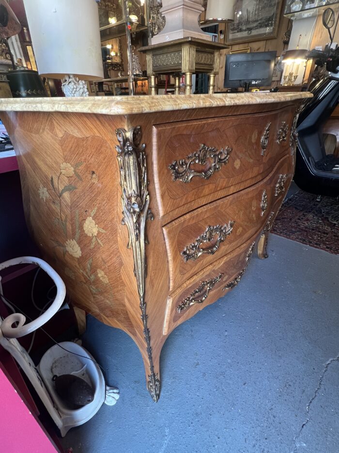 Commode galbée de style Louis XV en bois de placage et marqueterie, début XXe