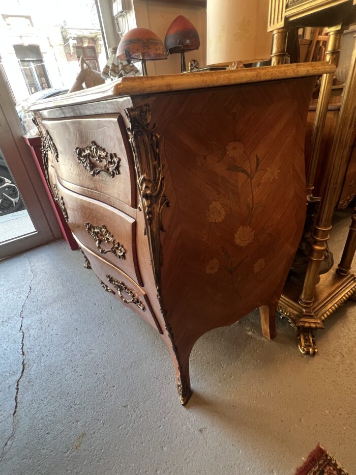Commode galbée de style Louis XV en bois de placage et marqueterie, début XXe