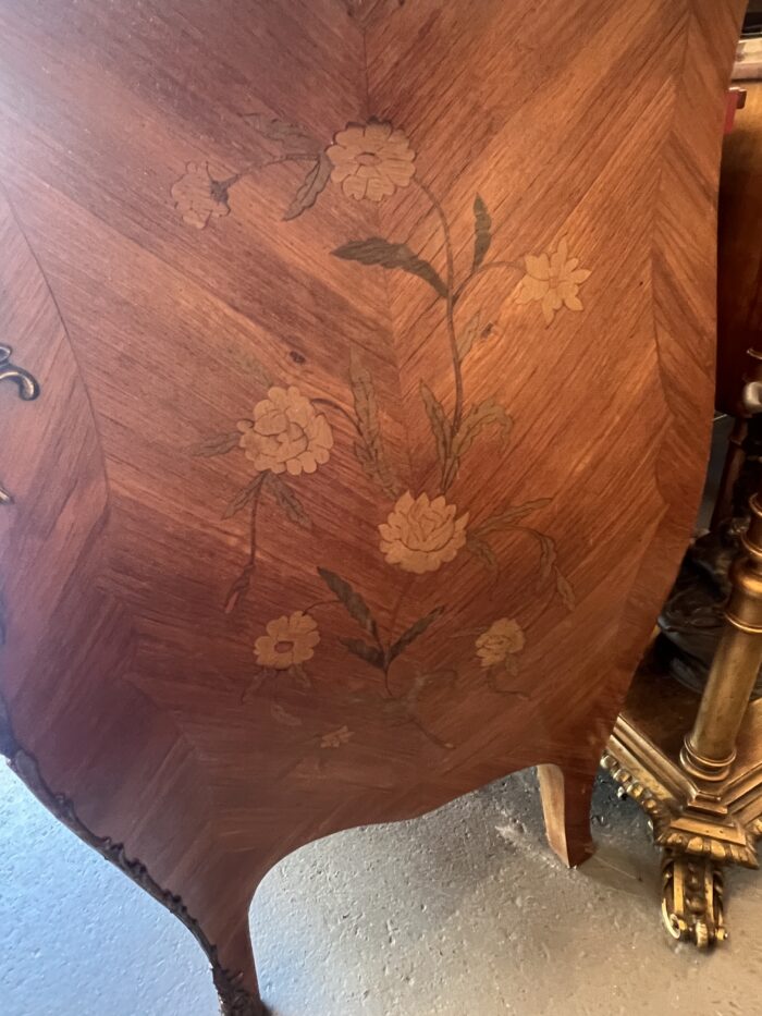 Commode galbée de style Louis XV en bois de placage et marqueterie, début XXe