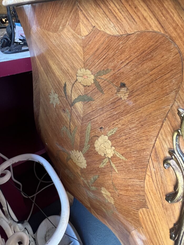 Commode galbée de style Louis XV en bois de placage et marqueterie, début XXe