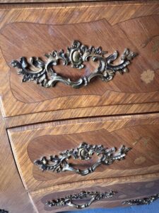 Commode galbée de style Louis XV en bois de placage et marqueterie, début XXe