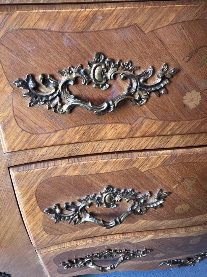 Commode galbée de style Louis XV en bois de placage et marqueterie, début XXe