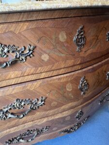 Commode galbée de style Louis XV en bois de placage et marqueterie, début XXe