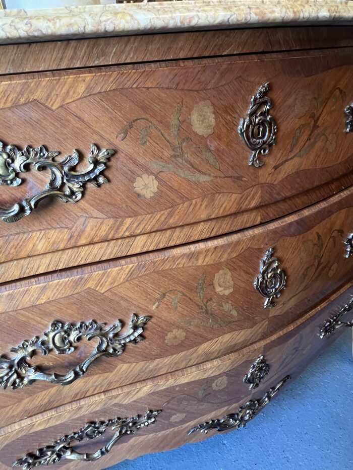 Commode galbée de style Louis XV en bois de placage et marqueterie, début XXe