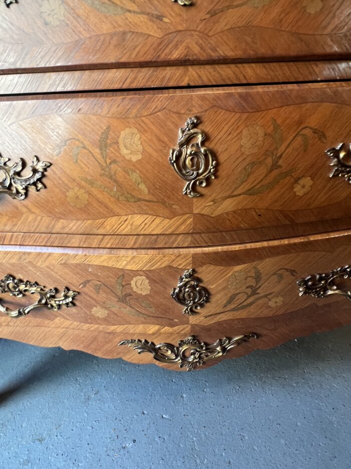 Commode galbée de style Louis XV en bois de placage et marqueterie, début XXe